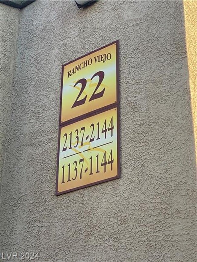 Building Photo - Cute Lower Level Condo