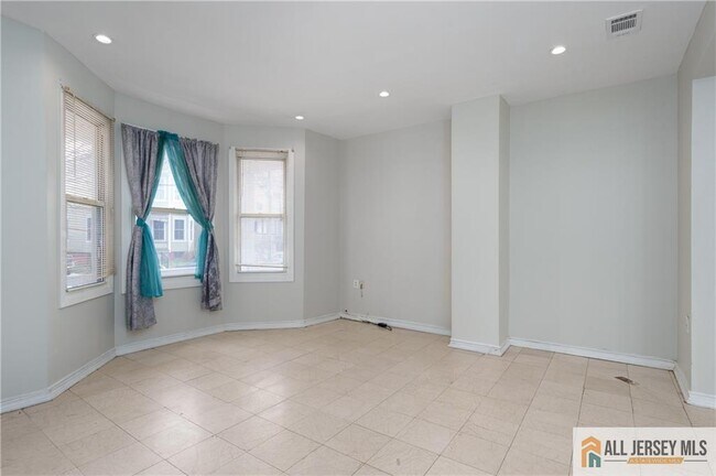 Building Photo - 264 Seaman St