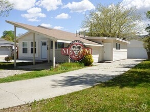 1052 Catherine St W