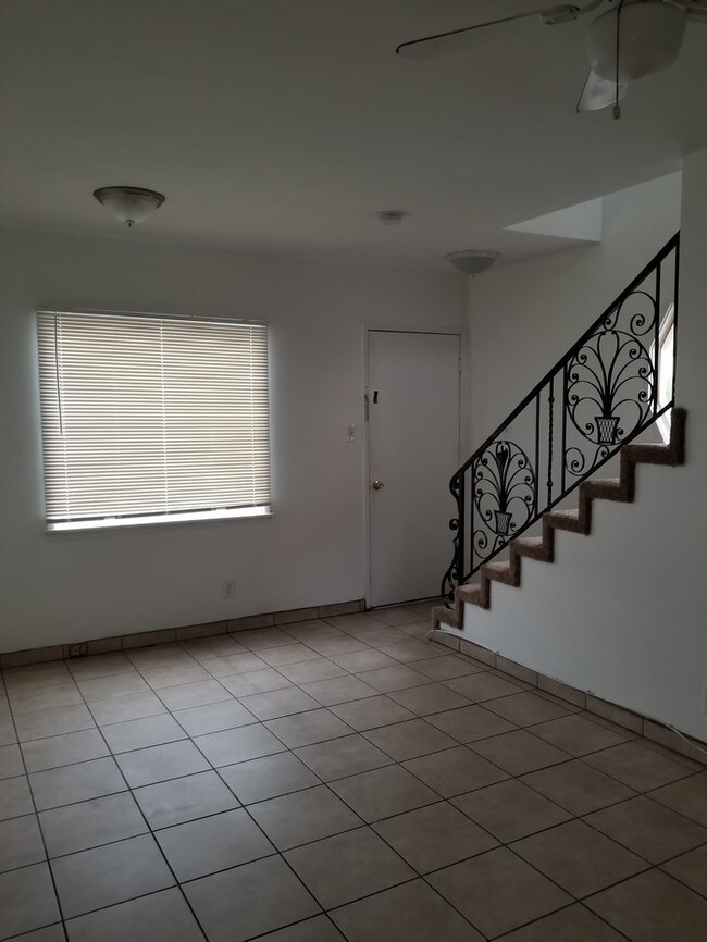 Building Photo - Beautiful renovated large 1bed/1.5 bth