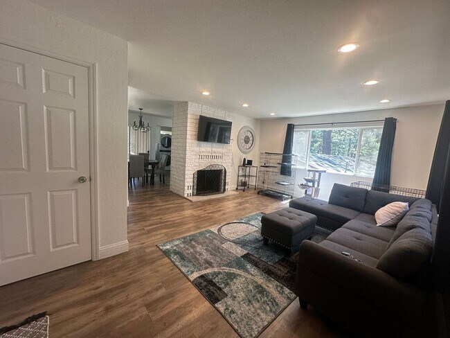 Building Photo - Charming 3 Bed, 2 Bath on Gardner Mountain