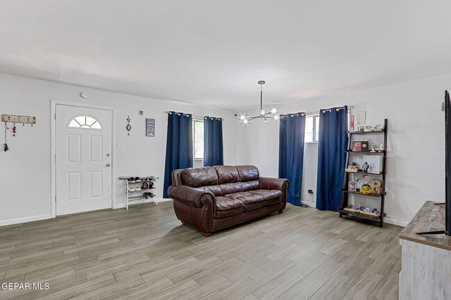 Building Photo - 9128 Diana Dr