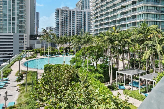 Foto del edificio - 650 NE 32nd St