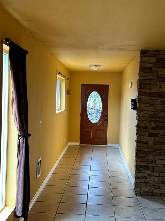 Building Photo - Gorgeous big PET FRIENDLY HOUSE