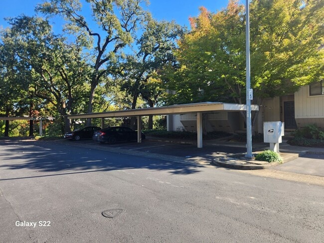 Building Photo - Beautiful two story condo in a well mainta...