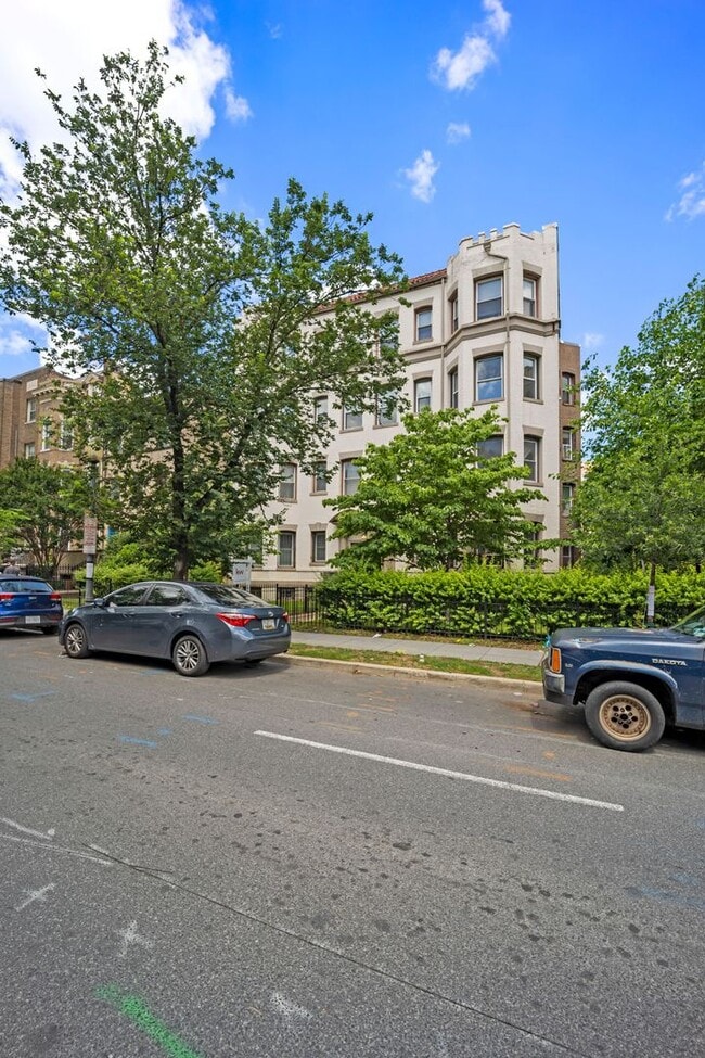 Building Photo - $1000 Concession! Professionally Managed//...