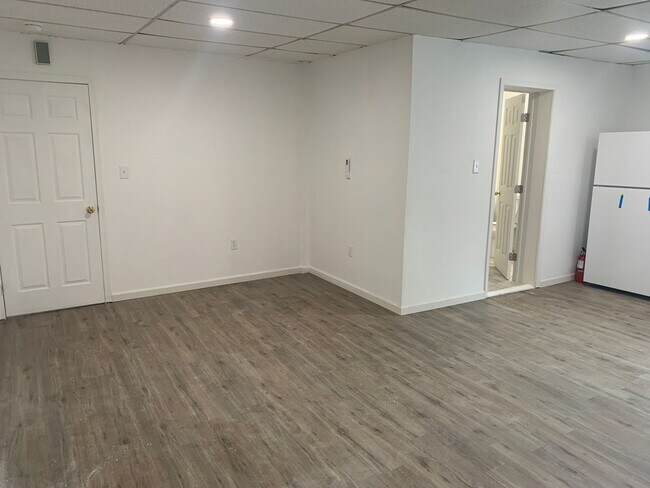 Building Photo - Efficiency/Studio Room 2nd Floor Parking Y...