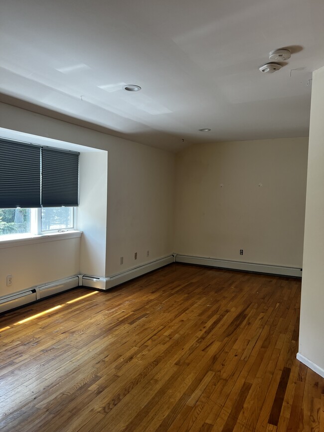 Bedroom/Living room - 31 Houghton Blvd