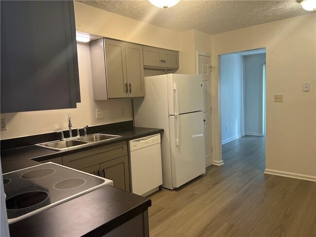 Building Photo - 2511 Hideaway S Dr