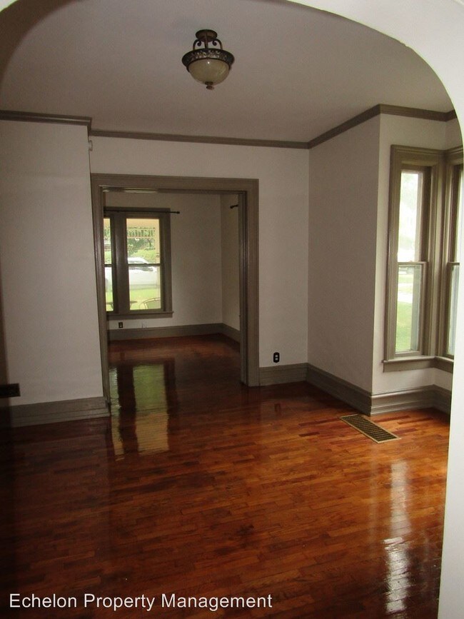Building Photo - 1106 S Broadway St
