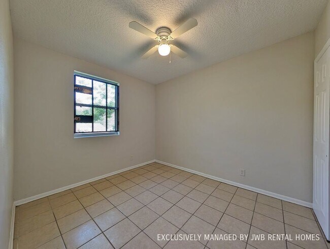 Foto del edificio - 1580 W 19th St