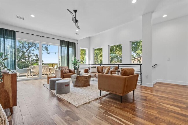 Foto del edificio - 2712 Oak Springs Dr