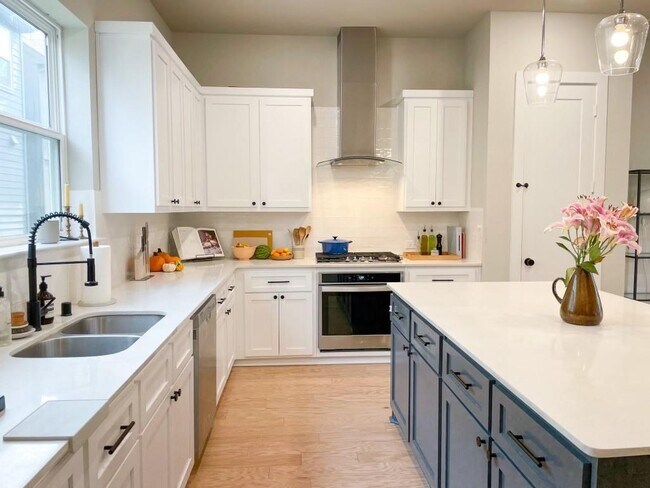 Foto del edificio - 2646 Carolwood Ln