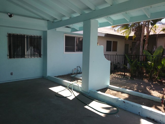 Building Photo - 4757 Calle Los Santos