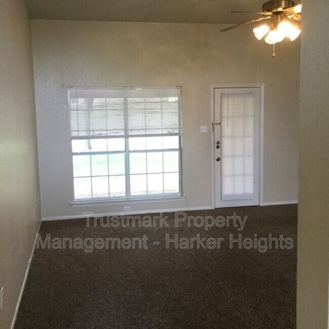 Building Photo - 1602 Man O War Dr
