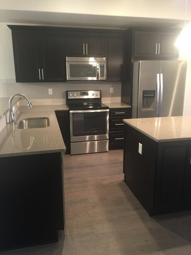 Foto del edificio - BEAUTIFUL 2 BEDROOM 2 BATHROOM TOWNHOUSE IN THE POINTE