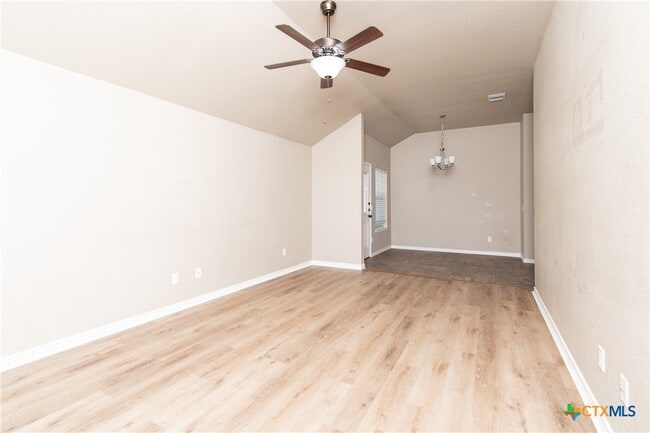 Building Photo - 607 Sladecek Dr