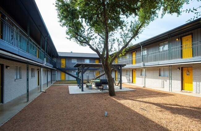 Foto del edificio - 1310 Bundrant Dr