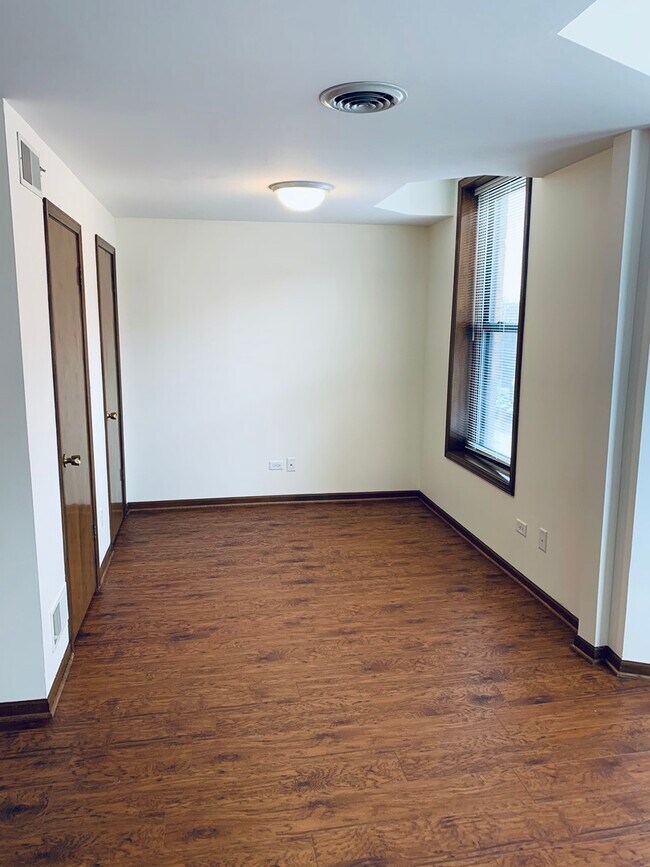 Building Photo - 1415 W Oakdale Ave