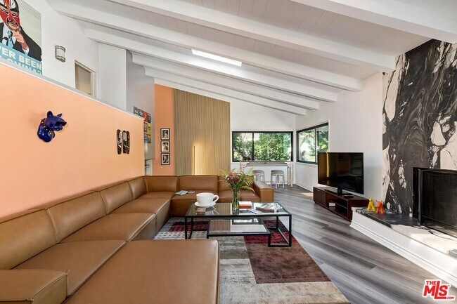 Foto del edificio - 3141 Lake Hollywood Dr
