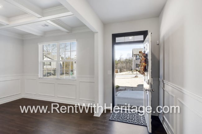 Building Photo - Custom DR Horton Home in Popular Overlook at Camp Creek/ Attention to Detail / Fantastic Location