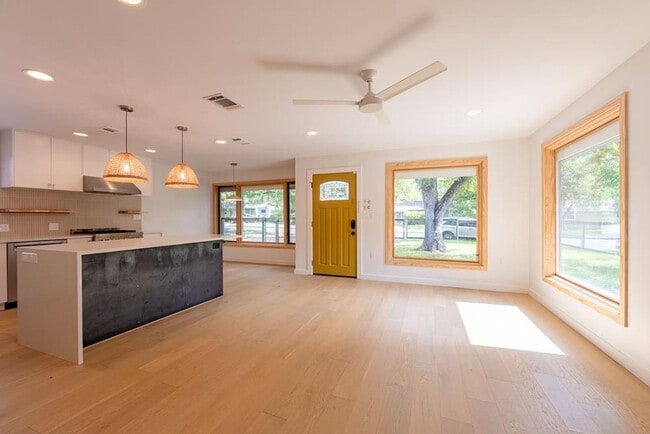 Building Photo - 1601 Cloverleaf Dr