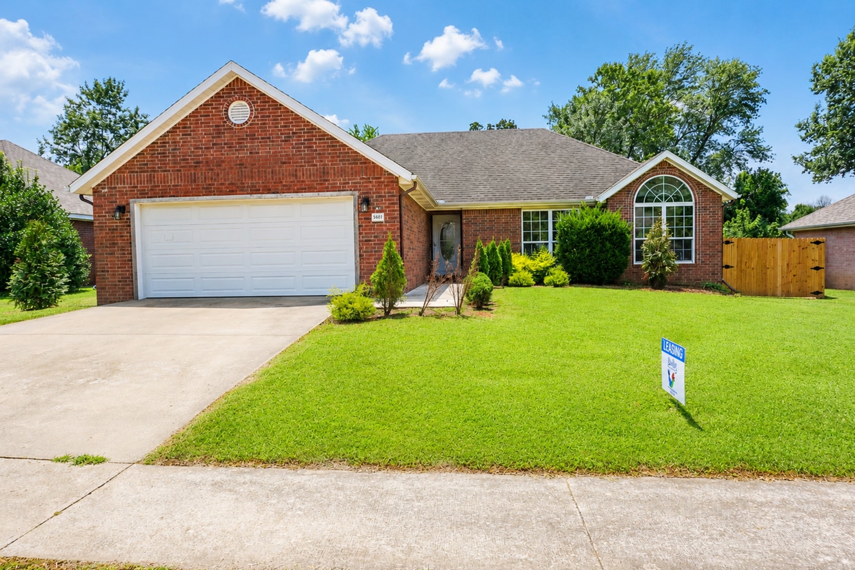 3 Bedroom / 2 Bath Home Located in West Fayetteville - 3 Bedroom / 2 Bath Home Located in West Fayetteville