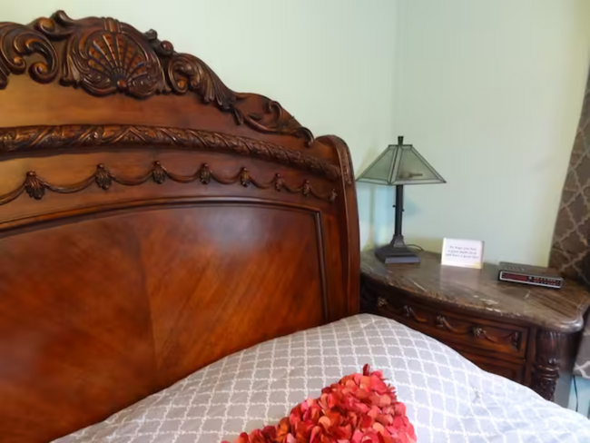 Master Queen bedroom - 927 14th Ave SW