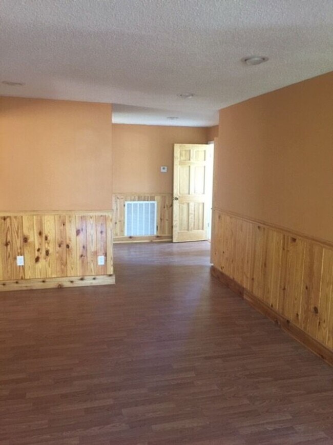 Foto del edificio - 210 Pineleaf Ln