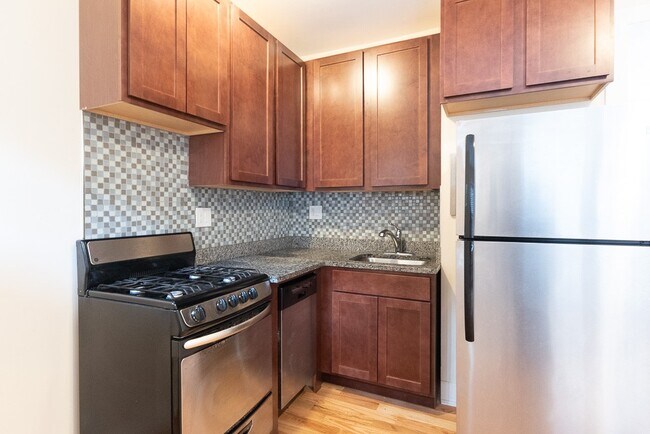 Foto del edificio - 3731 N Pine Grove Ave