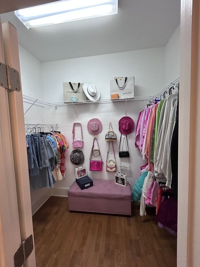 Foto del edificio - 212 Village Walk Ln