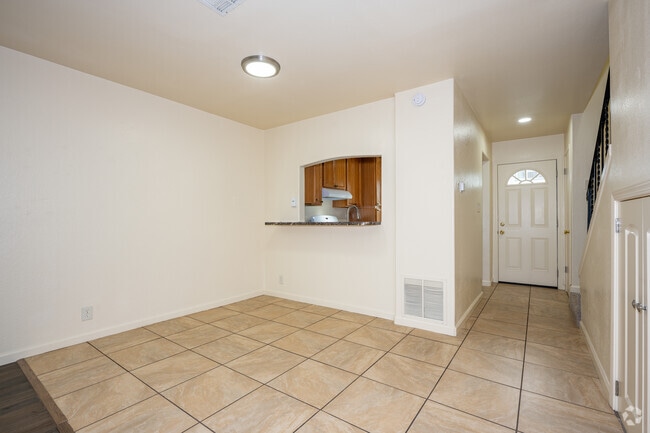 2 habitaciones, 1,5 baños - 1000 pies cuadrados - Comedor - The Townhouse Apartments