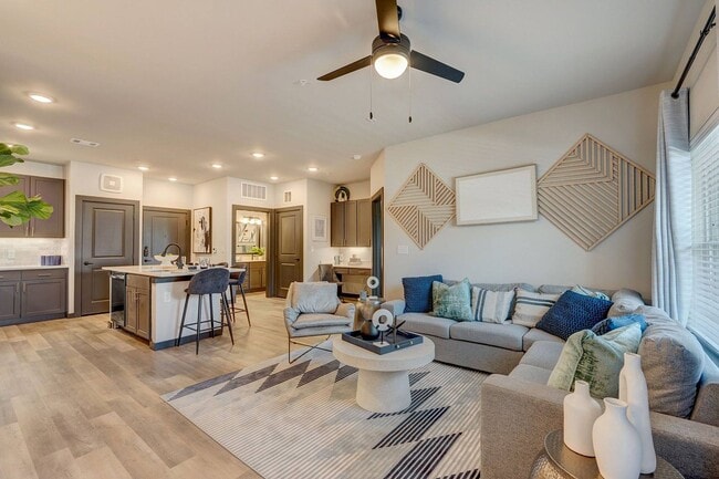 Foto del edificio - Bright, Spacious, and Move-In Ready
