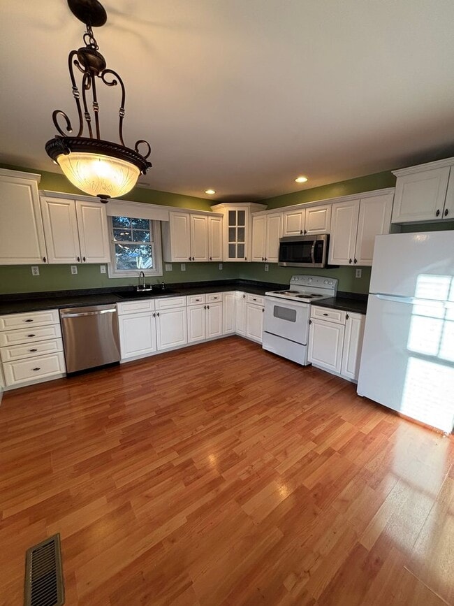 Building Photo - Freshly Renovated Dollhouse in Maryville!!