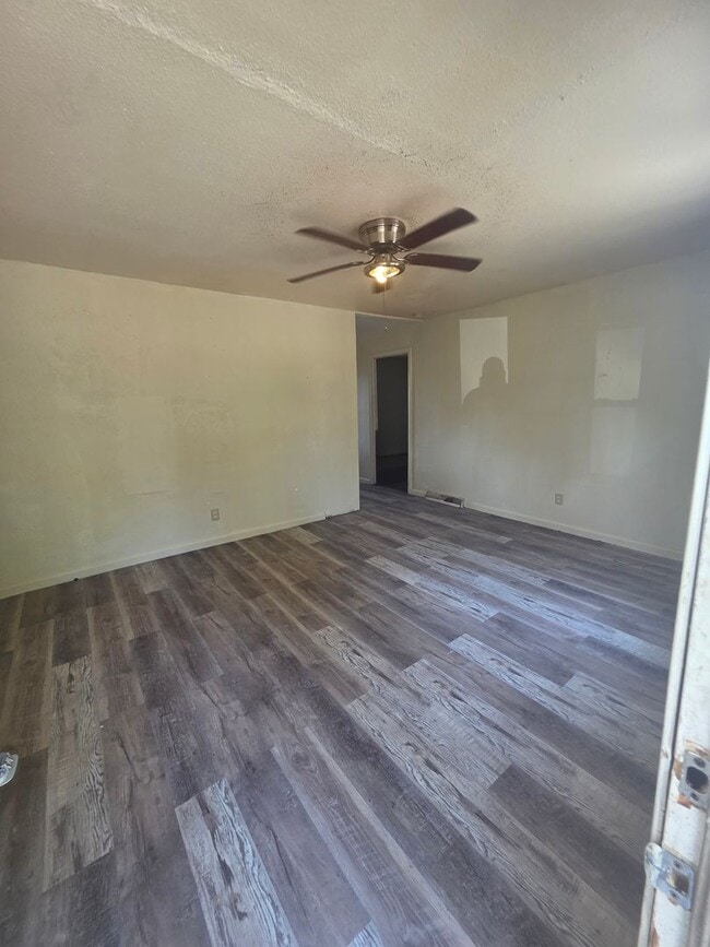 Building Photo - 4BD/1 BA nicely updated home