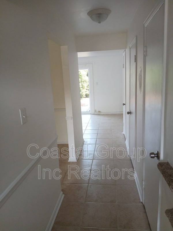 Building Photo - 2241 Sedgewick Dr