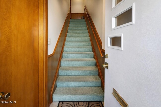 Foto del edificio - 113 Russell Rd