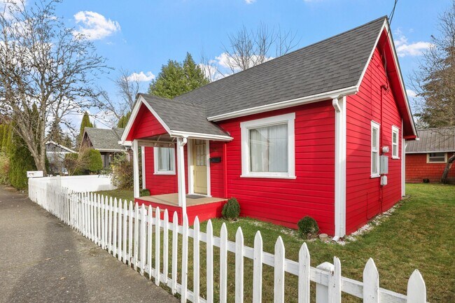 Building Photo - Move in ready now! Charming 1-Bedroom Home...