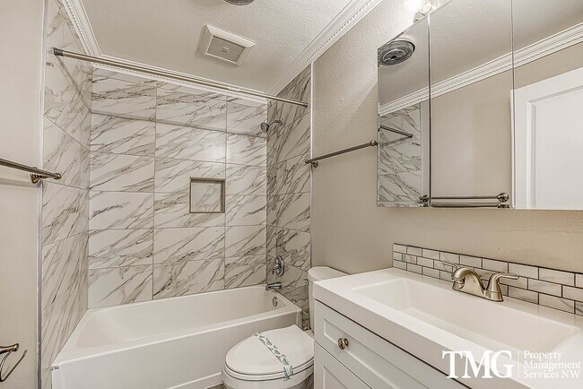 Foto del edificio - Bright Upper-Level 2 BD with Covered Deck