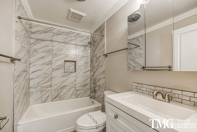 Building Photo - Bright Upper-Level 2 BD with Covered Deck