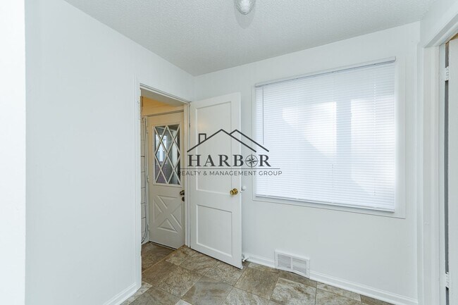 Foto del edificio - 4 Bedroom Home-Walking Distance to Downtown Rochester!