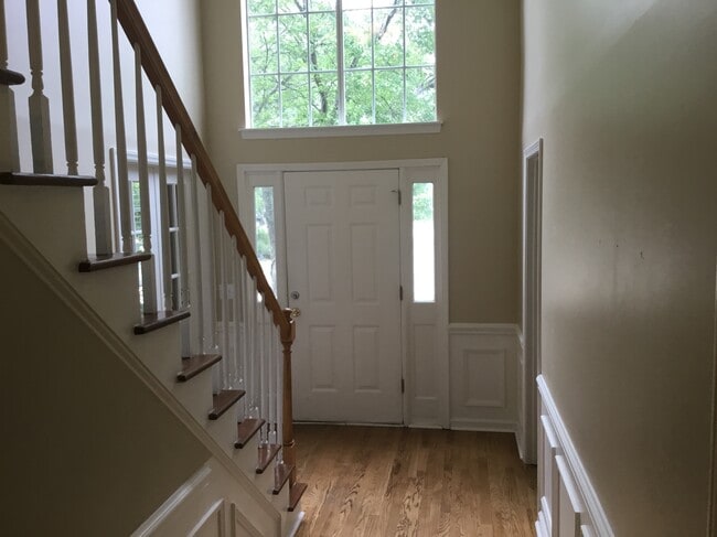 Building Photo - 1368 Yorkshire Place NW