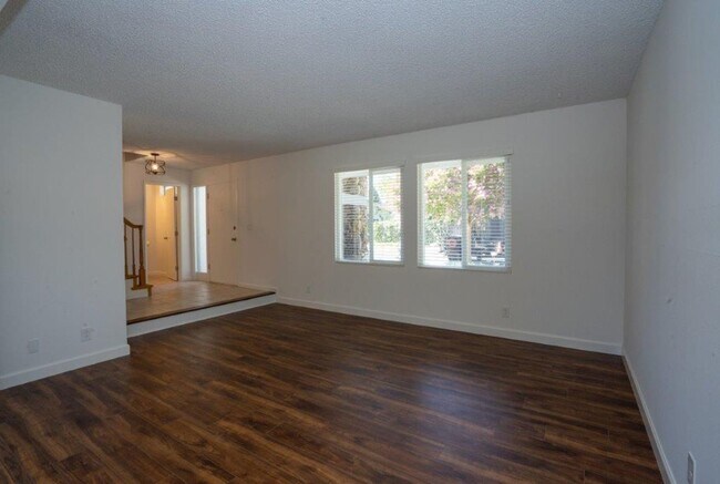 Foto del edificio - Desirable 3 Bedrooms, 2.5 Bathrooms, 2 Story North Napa Home with Vineyard Views in Springwood De...