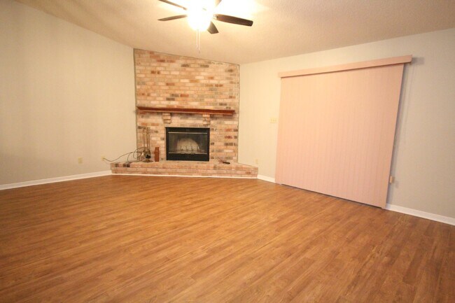 Building Photo - 3/2 ranch home in NW Pensacola with sunroom