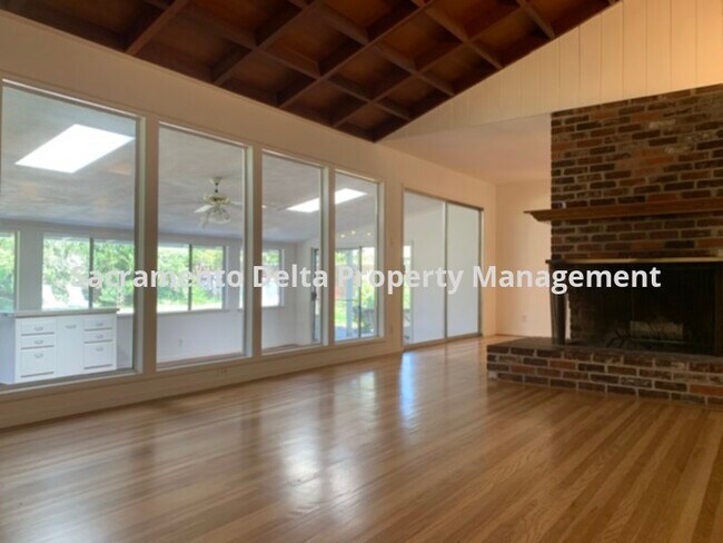 Building Photo - 4031 Hillswood Dr