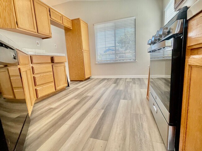 Building Photo - Move in ready 3bed / 2bath ! Don't miss th...