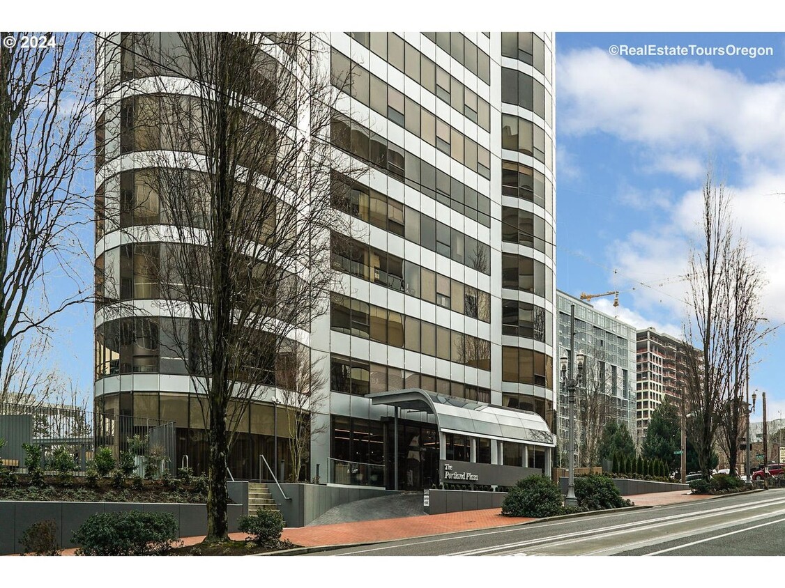 Primary Photo - Spacious Portland Plaza Condo with Washer/...