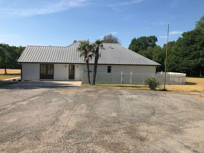Foto del edificio - 461 Silver Ln