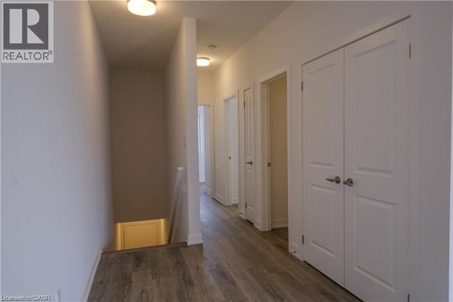 Building Photo - 205 W Oak Trl