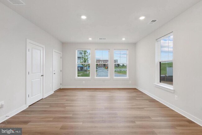Building Photo - 45176 Drowes Ter